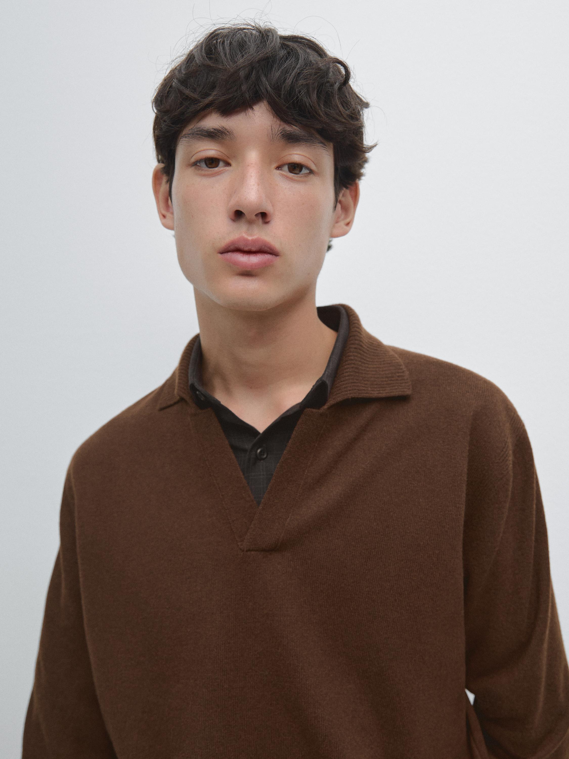 100% wool V-neck knit polo sweater